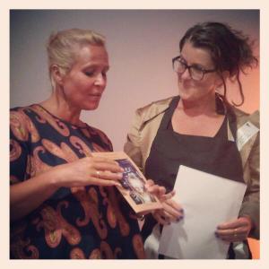 Suzan overhandigt boek Kids Crowd aan Angela